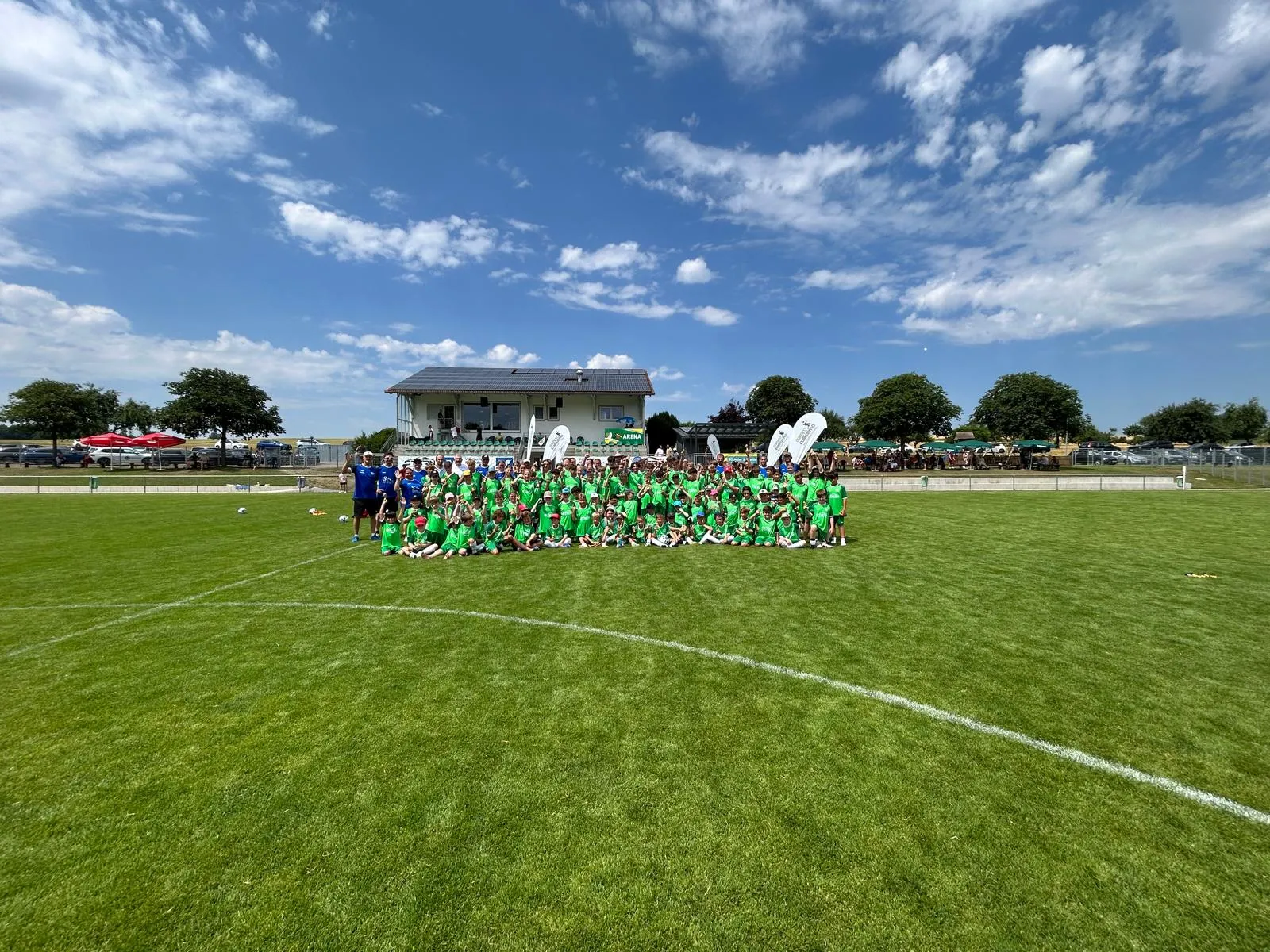 Die große Gruppe des Campo Ballissimo steht aus weiter Entfernung aufgenommen vor der Tribüne der SF Arena.
