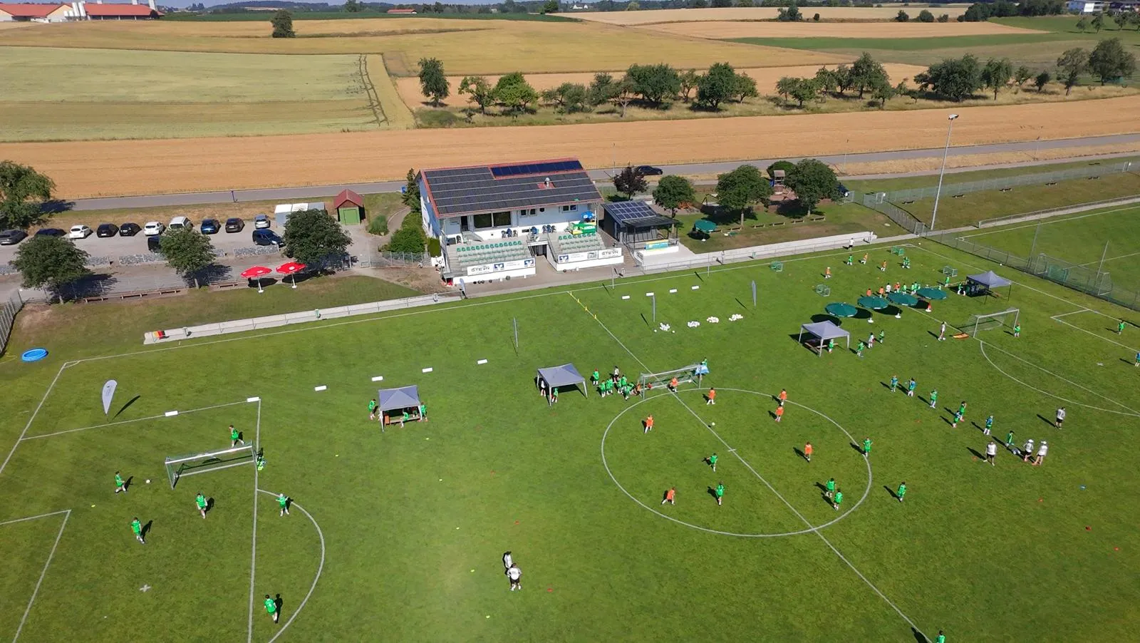Luftaufnahme der Spielfelder und Trainingsstationen beim Campo Ballissimo in der SF Arena.