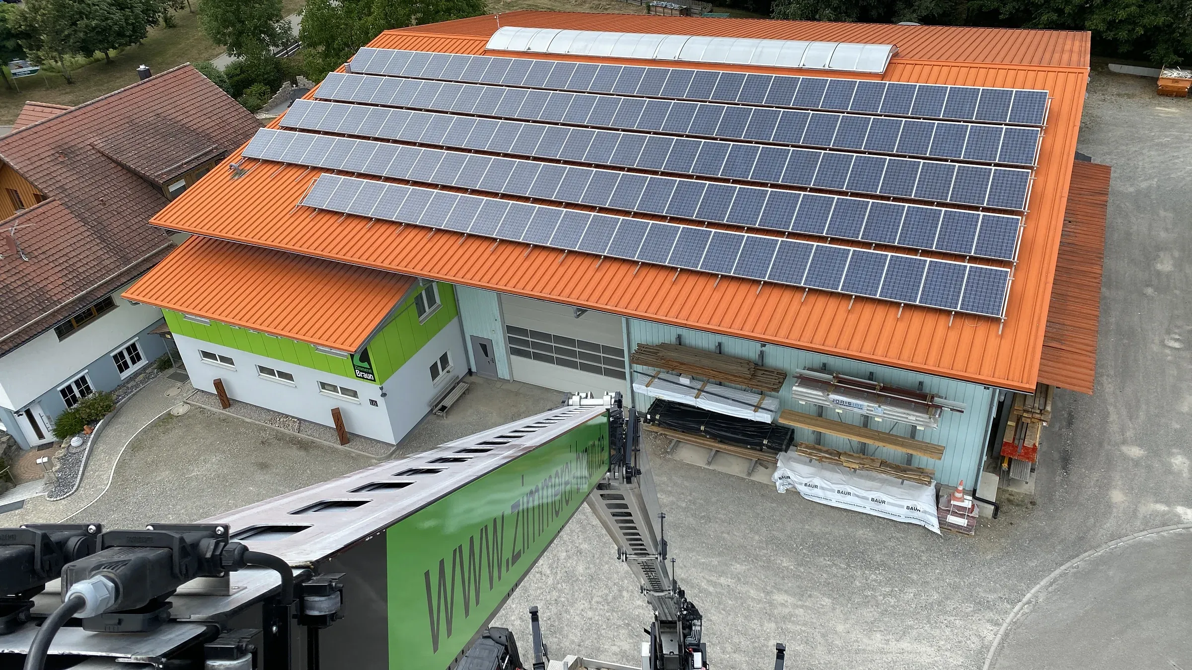 Blick vom Autokran über das Betriebsgelände der Zimmerei Braun