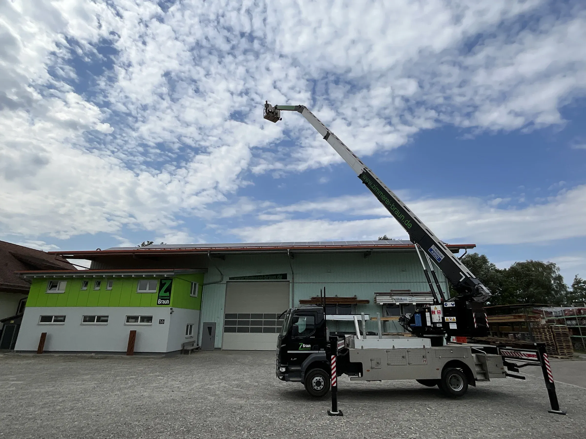Autokran der Zimmerei Braun mit Arbeitsbühne