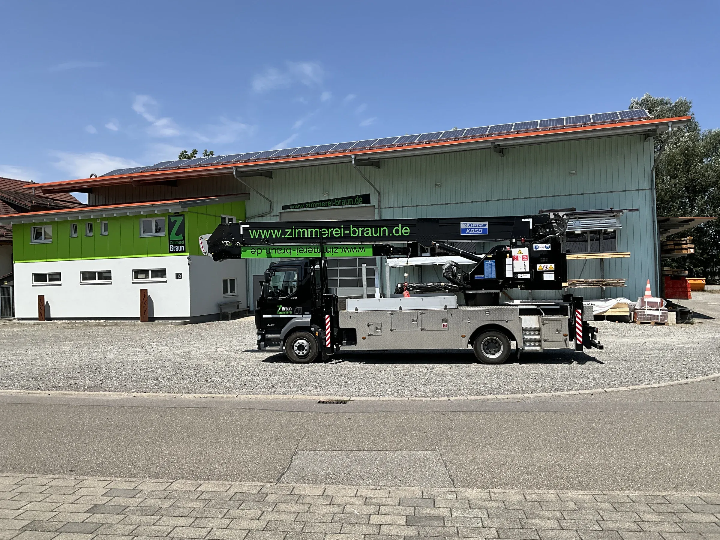 Seitliche Ansicht des eingefahrenen Autokrans
