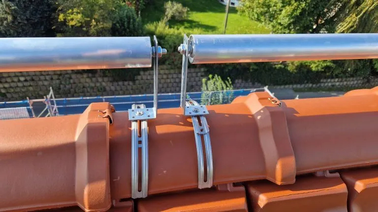 Storchenabwehr-Montage auf dem Dachfirst